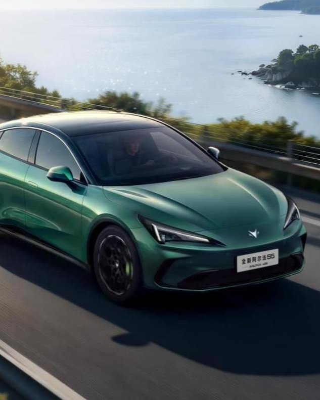 年轻人的第一台轿跑可以更新了，极狐全新阿尔法S5预售补贴价11.28万起