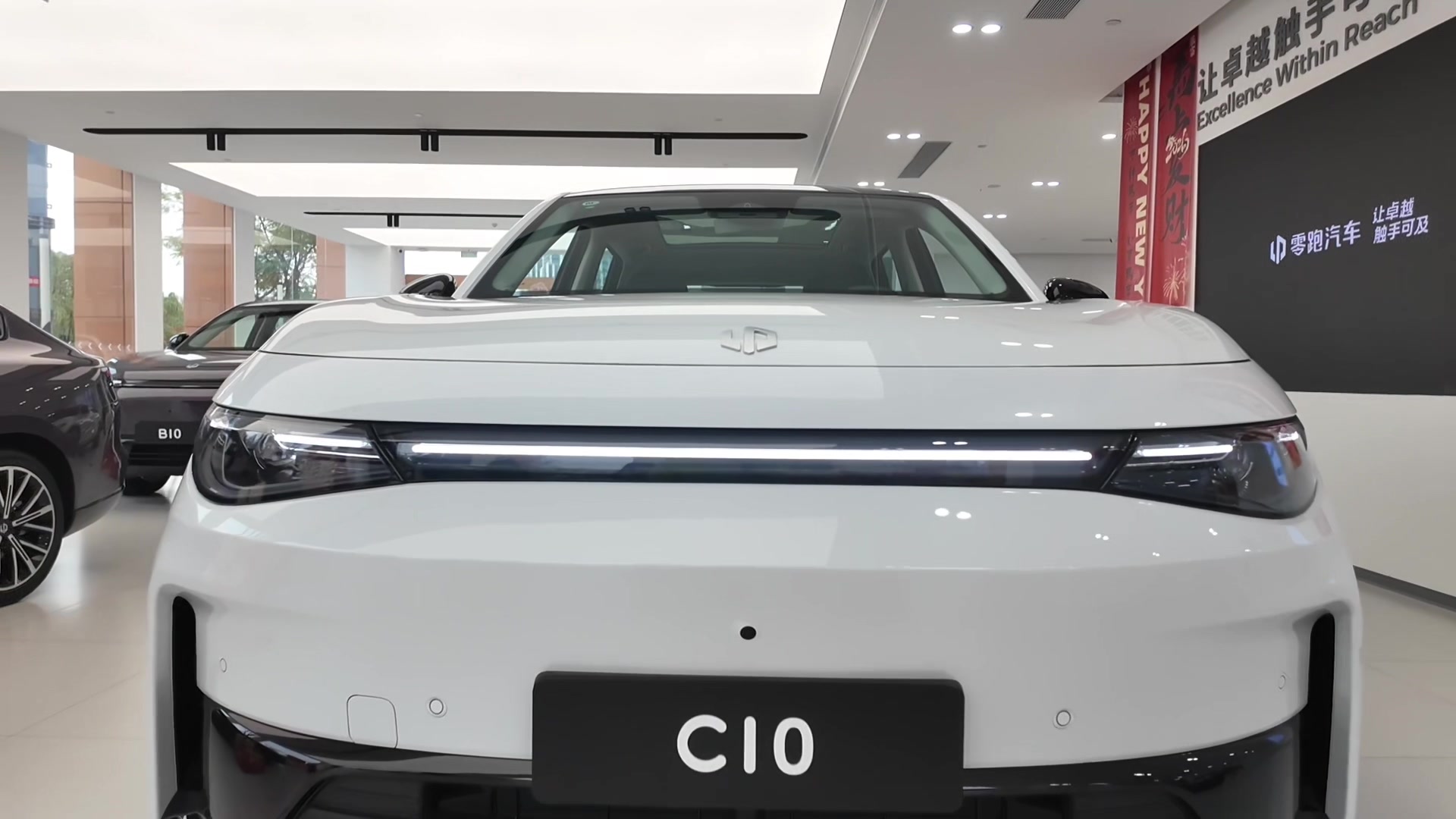 预算十二三万买家用SUV？零跑C10又大又省，去年卖了近16万辆！