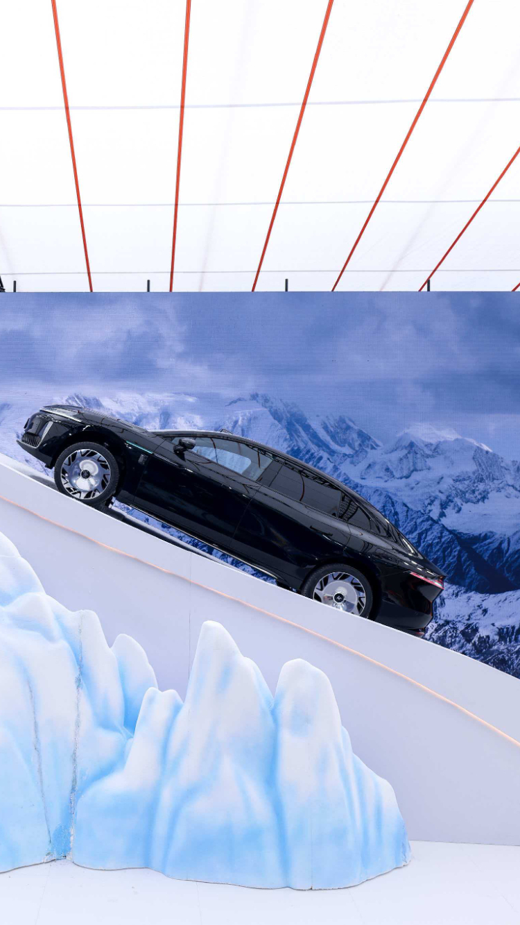 卷王来了！昊铂A800：三电机底盘+华为双智+14气囊，BBA慌不慌？