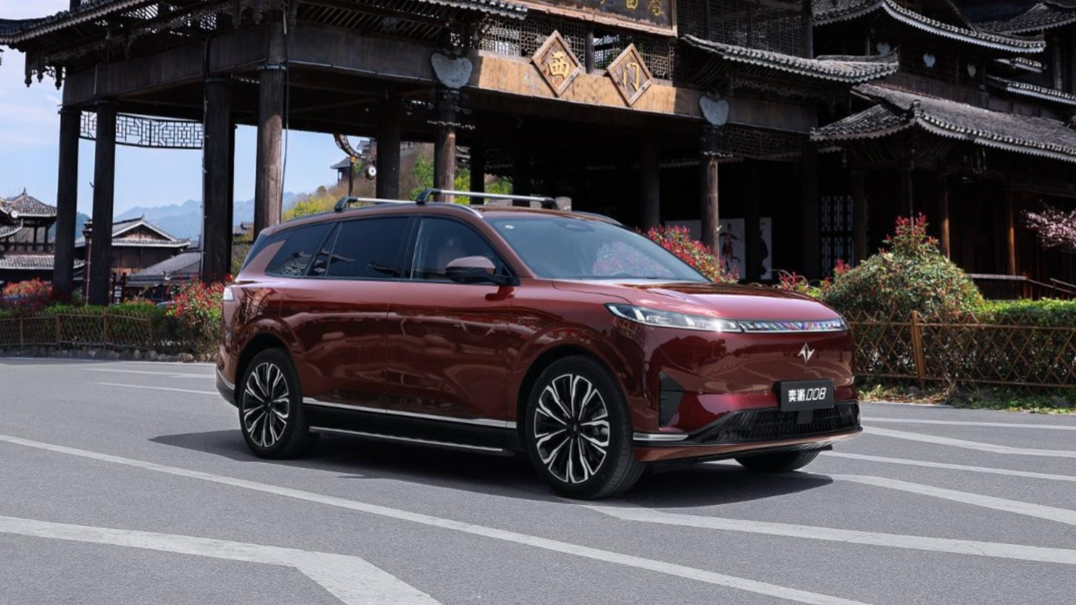 东风奕派008新车色极光红,“年轻人的猎装轿跑”007闪现版首发!