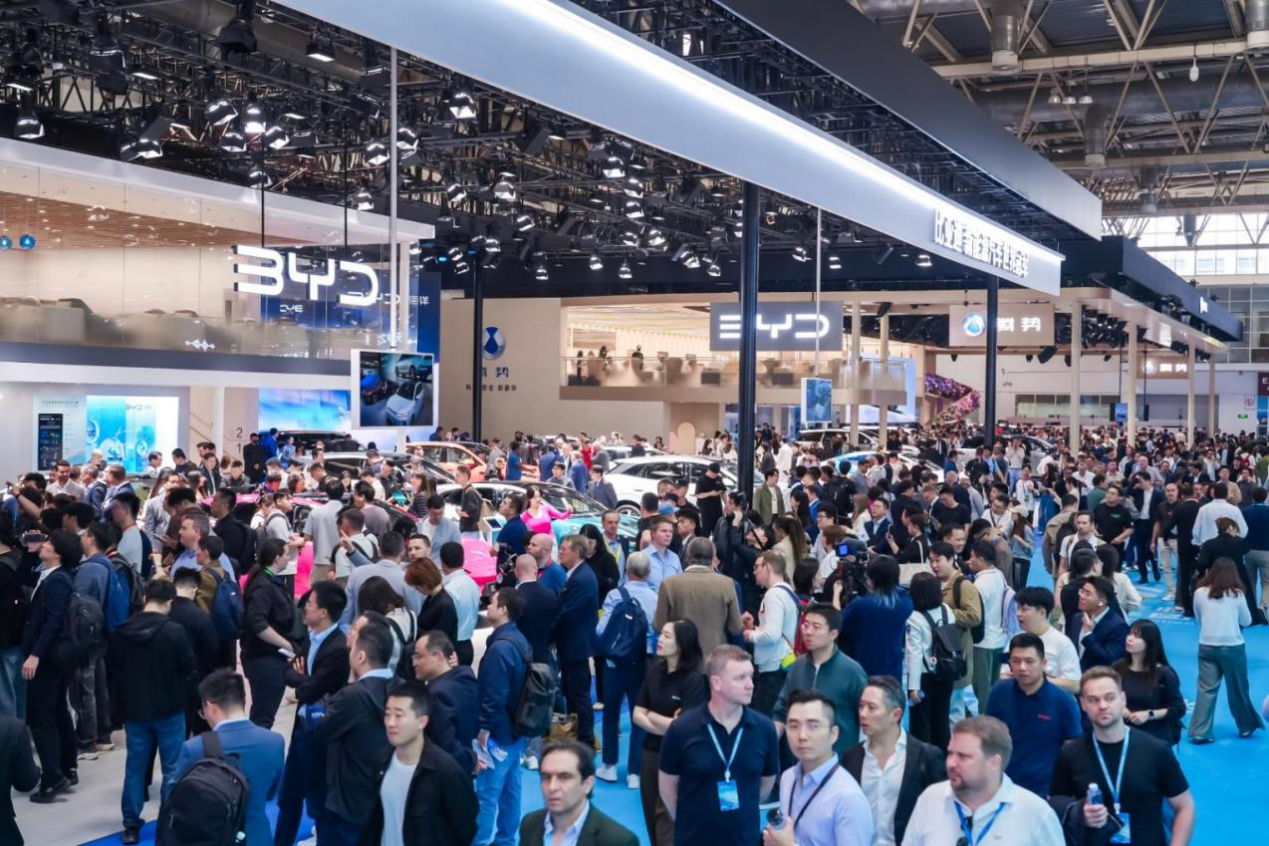 北京车展比亚迪专馆人气高涨，引领全球新能源发展