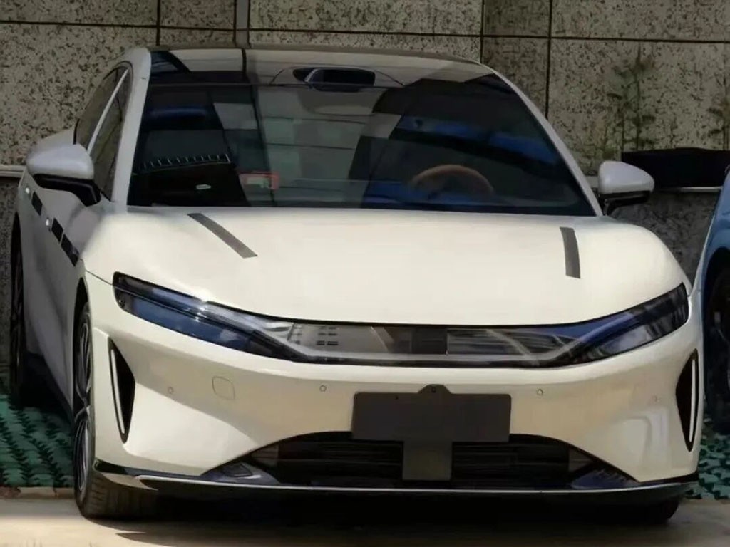 比亚迪大汉实车曝光，配龙颜美学前脸和闪充，20多万又要卖脱销？