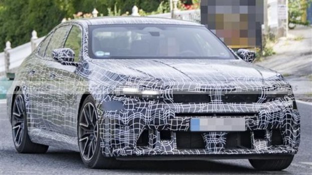 全新宝马M5路试谍照曝光：扁平格栅 碳纤尾翼 V8插混系统